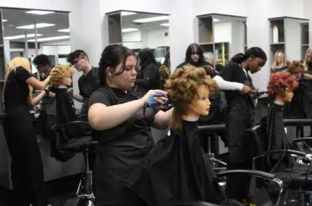 JVS cosmetology students prepare open salon